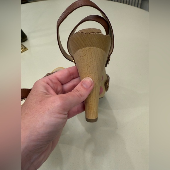 Veronica Beard Brown Leather Cross-Over Sandals - Picture 6 of 7